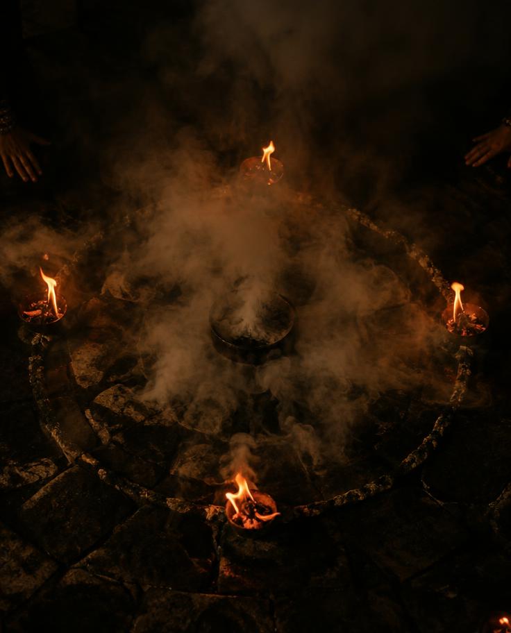 Círculo ritual con cuatro llamas y humo de copal — fotografía temporal para visualización